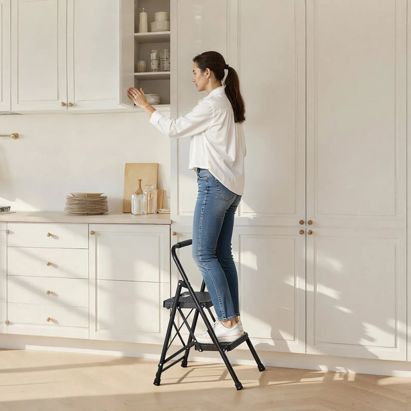 VEVOR 2 pakāpju saliekamās kāpnes ar platu pretslīdes pakāpienu un ērtu rokturi, pārnēsājamas tērauda kāpnes ar 272 kg nestspēju, lietošanai virtuvē, mājās un birojā, melnas