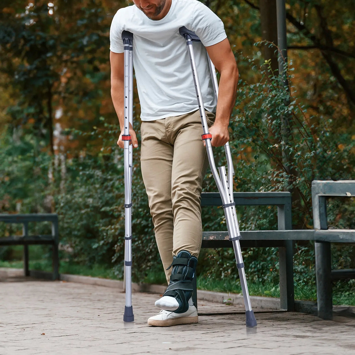 VEVOR paduses kruķi ar 13 līmeņu augstuma regulēšanu, viegla alumīnija konstrukcija ar mīkstiem paduses balstiem, slodze līdz 136 kg, piemēroti pieaugušajiem un pusaudžiem pēc traumām un operācijām, 1 pāris - ZEMLETES.LV