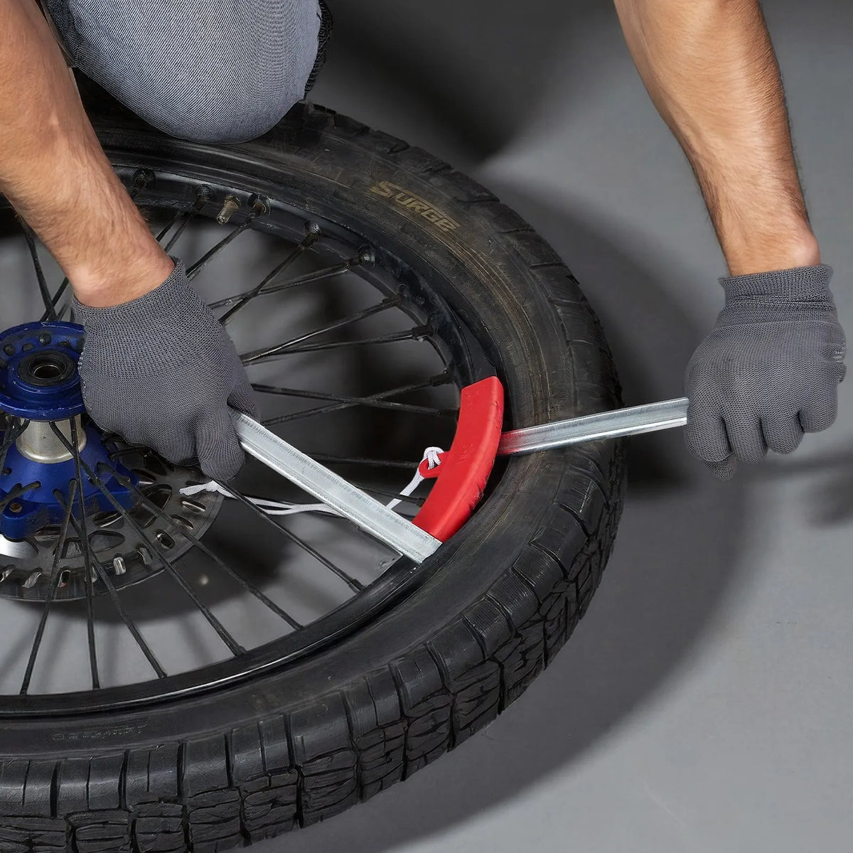 VEVOR motocikla riepu maiņas komplekts bezceļa motocikliem, piemērots 406–533 mm riteņiem, 15–25 mm ass adapteri, kompakts riepu maiņas statīvs ar 2 montāžas stieņiem un aizsarguzmavu - ZEMLETES.LV