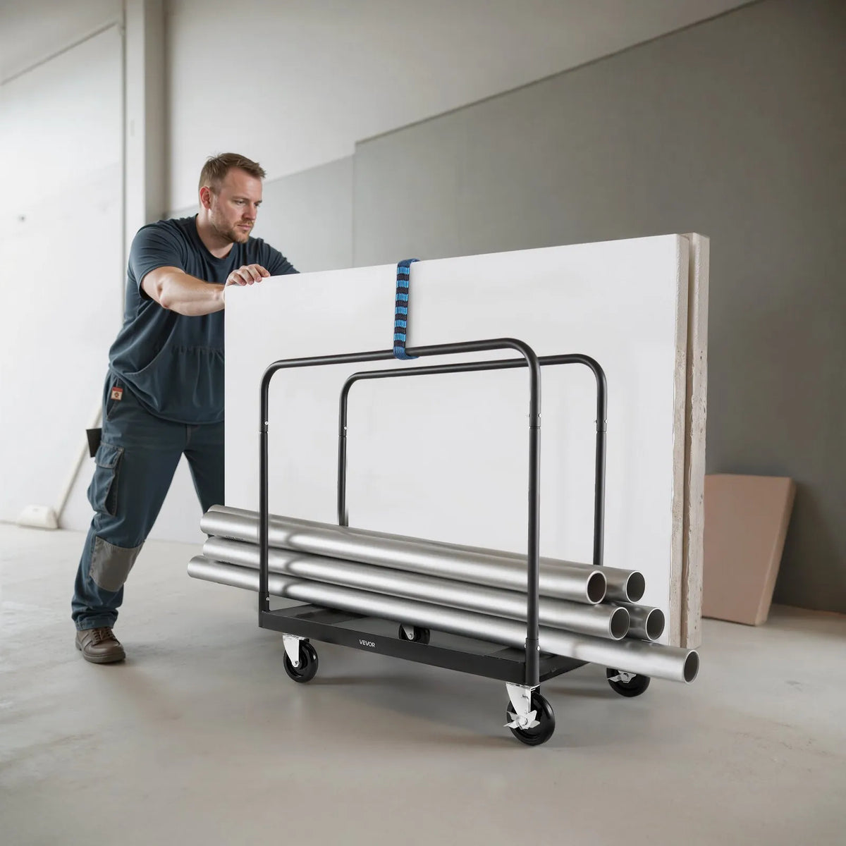 VEVOR paneļu transportēšanas ratiņi līdz 816 kg ar 4 grozāmiem riteņiem, tērauda konstrukcija ar 3 sānu margām un stiprinājuma siksnu, piemēroti noliktavām, darbnīcām un būvlaukumiem, melni - ZEMLETES.LV