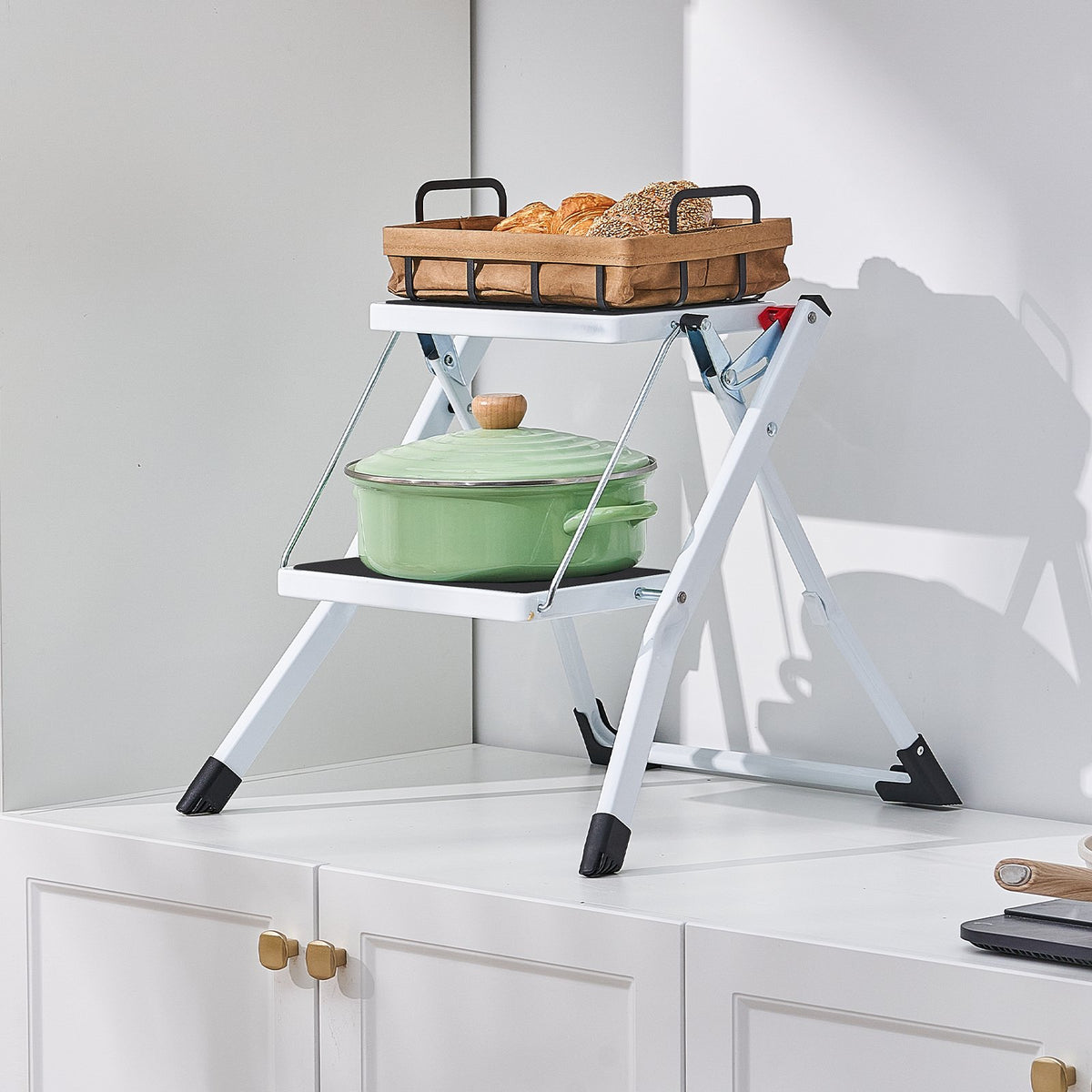 VEVOR 2 pakāpienu saliekamās tērauda kāpnes ar platu neslīdošu pakāpienu, kravnesība 150 kg, ergonomiskas daudzfunkcionālas mājai, virtuvei, birojam un kemperiem - ZEMLETES.LV