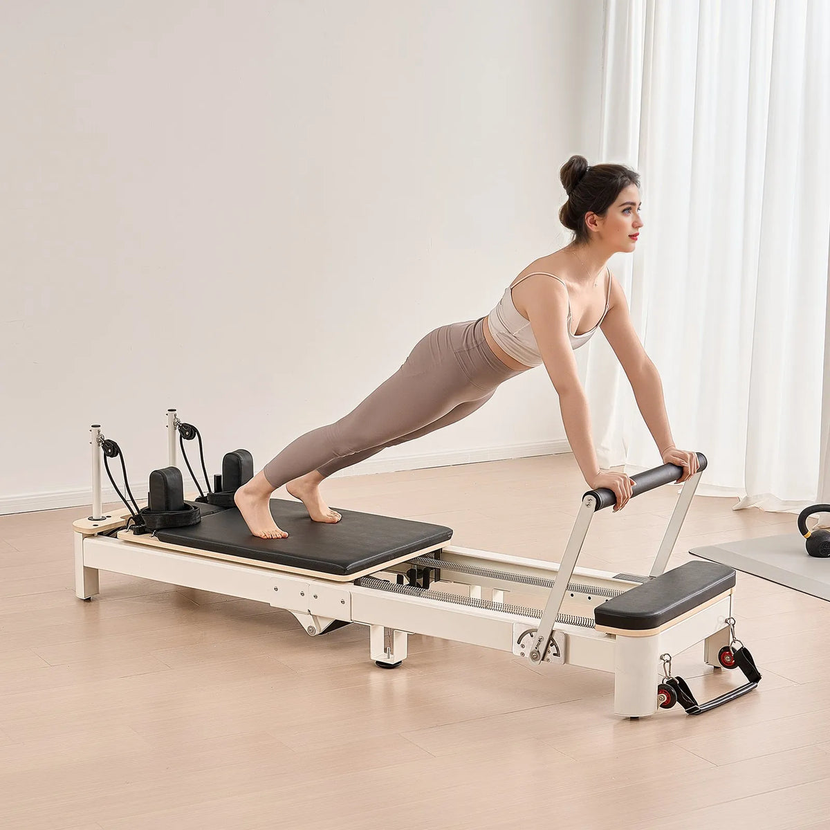 VEVOR salokāms pilates reformeris ar sēdēšanas kasti, pilates gulta ar dubulto pretestību (atsperes un troses), piemērots iesācējiem un pieredzējušiem lietotājiem mājas sporta zālei, slodze līdz 181 kg - ZEMLETES.LV