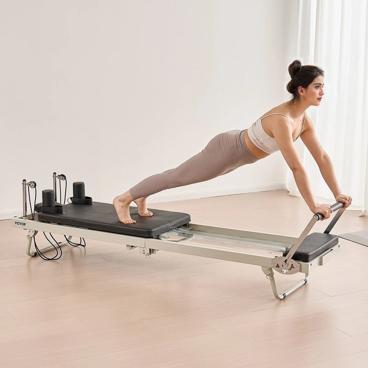 VEVOR salokāms pilates reformeris ar dubulto pretestību (atsperes un troses), pilates treniņu iekārta mājas sporta zālei un studijai, piemērots iesācējiem un pieredzējušiem lietotājiem, slodze līdz 181 kg - ZEMLETES.LV
