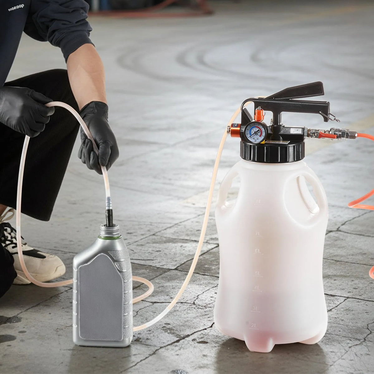 VEVOR transmisijas šķidruma sūknis 8 l pneimatisks ATF uzpildes un pārsūknēšanas sūknis ar 15 adapteriem, eļļas ekstraktors ar HDPE tvertni automašīnām un laivām - ZEMLETES.LV