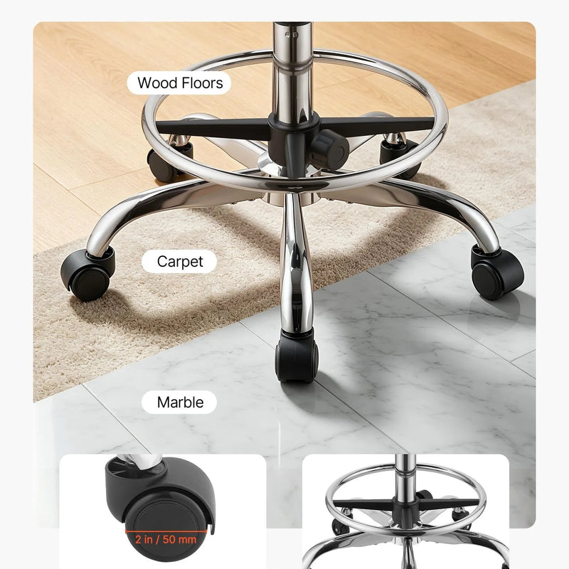 VEVOR mobilais krēsls ar riteņiem un kāju balstu, kravnesība 226,8 kg, regulējama augstuma ergonomisks krēsls ar biezu PU ādas sēdekli, 360° grozāms apaļš krēsls salonam, klīnikai un medicīnas iestādēm, melns