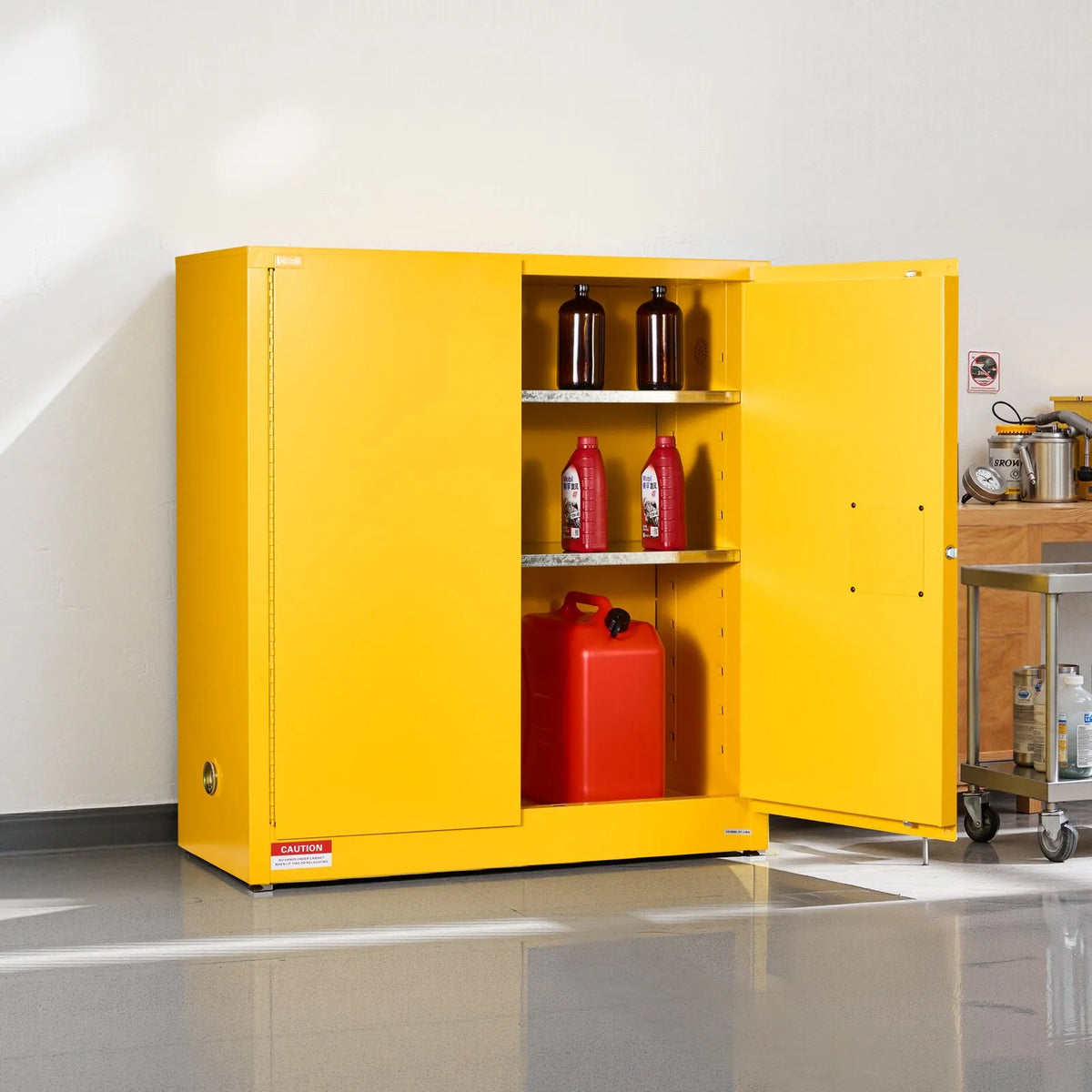 VEVOR 109,8 l uzliesmojošu šķidrumu drošības skapis 1092 × 460 × 1180 mm, Q235 un cinkota tērauda skapis ar 2 durvīm un 2 regulējamiem plauktiem, komerciālai, rūpnieciskai un mājas lietošanai, dzeltens.