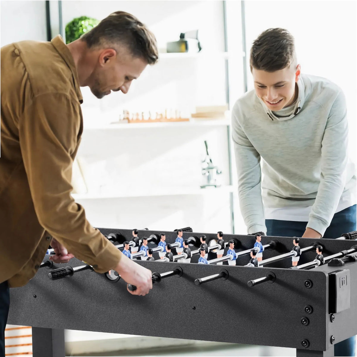 VEVOR galda futbola galds 121 cm, standarta izmēra iekštelpu galda futbola galds mājai, ģimenei un spēļu istabai, izturīgs komplekts ar 2 bumbiņām, rezultātu skaitītāju un 2 krūžu turētājiem - ZEMLETES.LV