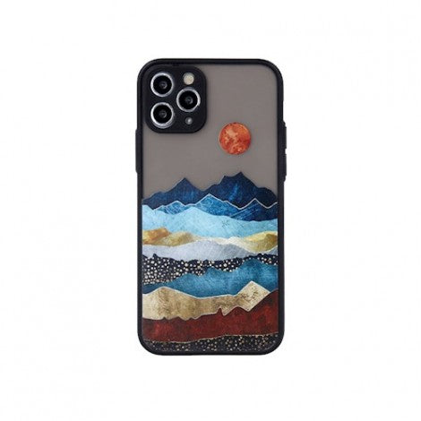 Moderns vāciņš paredzēts Apple iPhone 13 Pro Max 6,7 collu modelim. Gumijotas sānu malas. Izvirzījums, lai pasargātu kameru. Ar dabas ainavu.