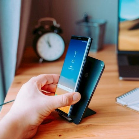 Wireless charger/stand 10W, can be used vertically or horizontal. Compatible with smartphones that support Qi technology (wireless charging). Grey colour